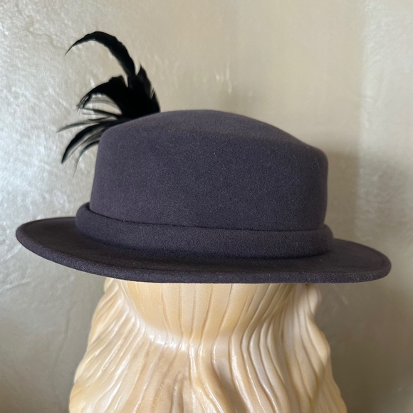 GRACEFUL DRK. COBALT BLUE FELT DESIGNER VINTAGE FEDORA + MULTICOLRED FEATHERS - Picture 8 of 13